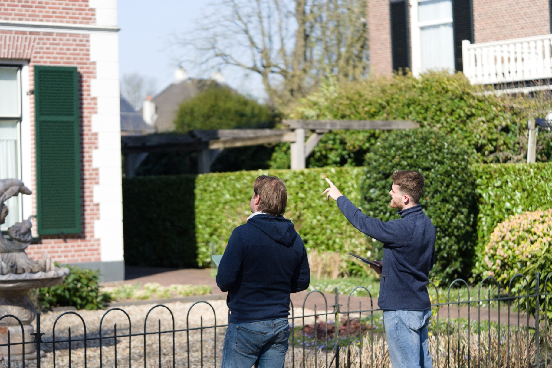 Twee NoGasCo-adviseurs beoordelen een woning in Nederland