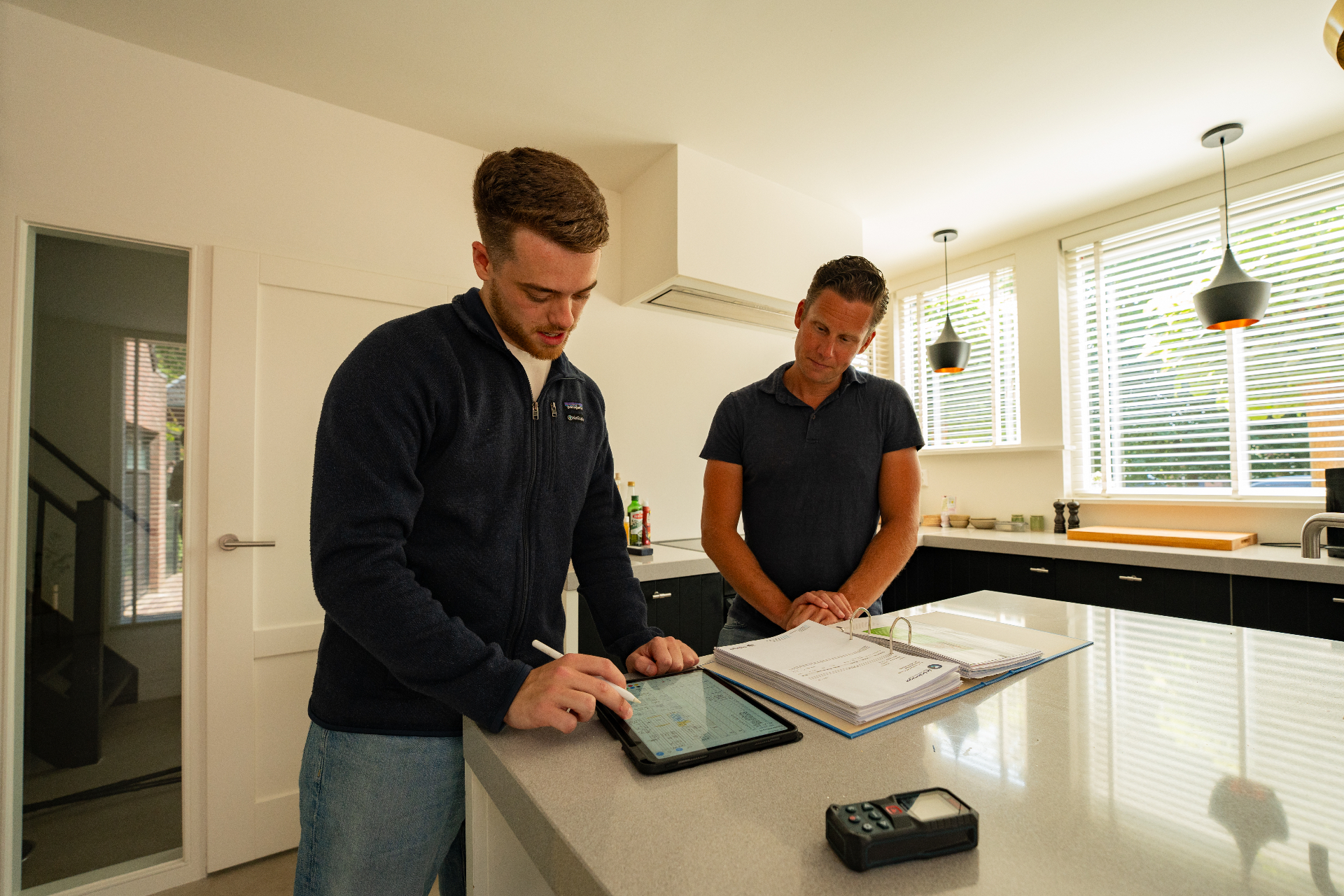 NoGasCo-adviseur bespreekt energielabel aan de keukentafel